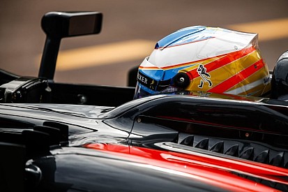 Alonso is egy különleges sisakfestéssel készült Monacóra