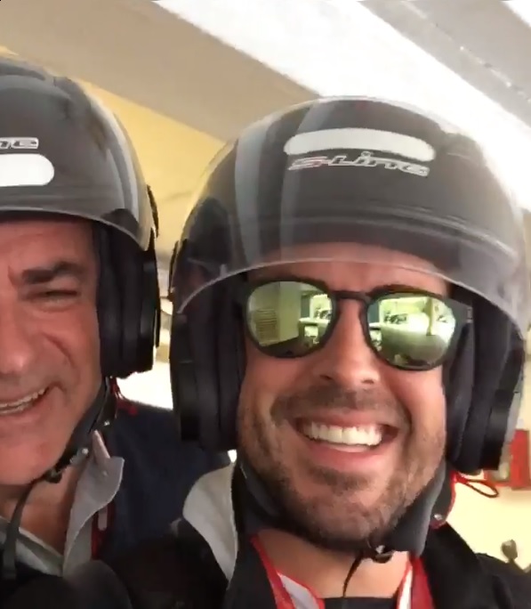 LOL: Alonso és az idősebb Sainz motoron Monacóban (videó)