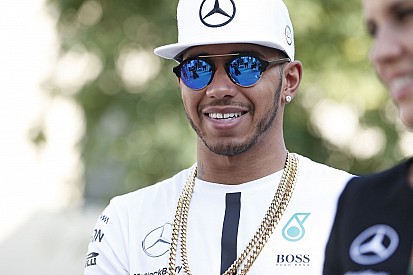 Hamilton még menő ajándékot is kapott Neymartól! Legjobb haverok lettek?