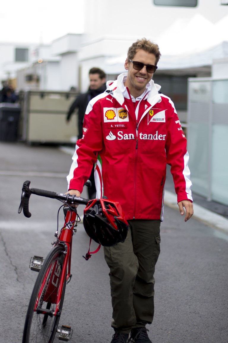 Vettel lazán tolja, biciklivel érkezett meg a harmadik szabadedzésre
