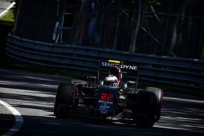 Button Honda motorja hamar felmondta a szolgálatot Kanadában...