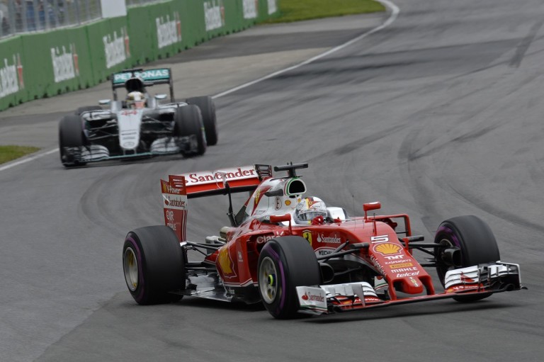 Videón, ahogy Vettel majdnem elüti a sirályokat a Ferrarival Kanadában