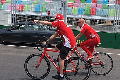Räikkönen két keréken vizsgálja meg a 6 km hosszú utcai pályát