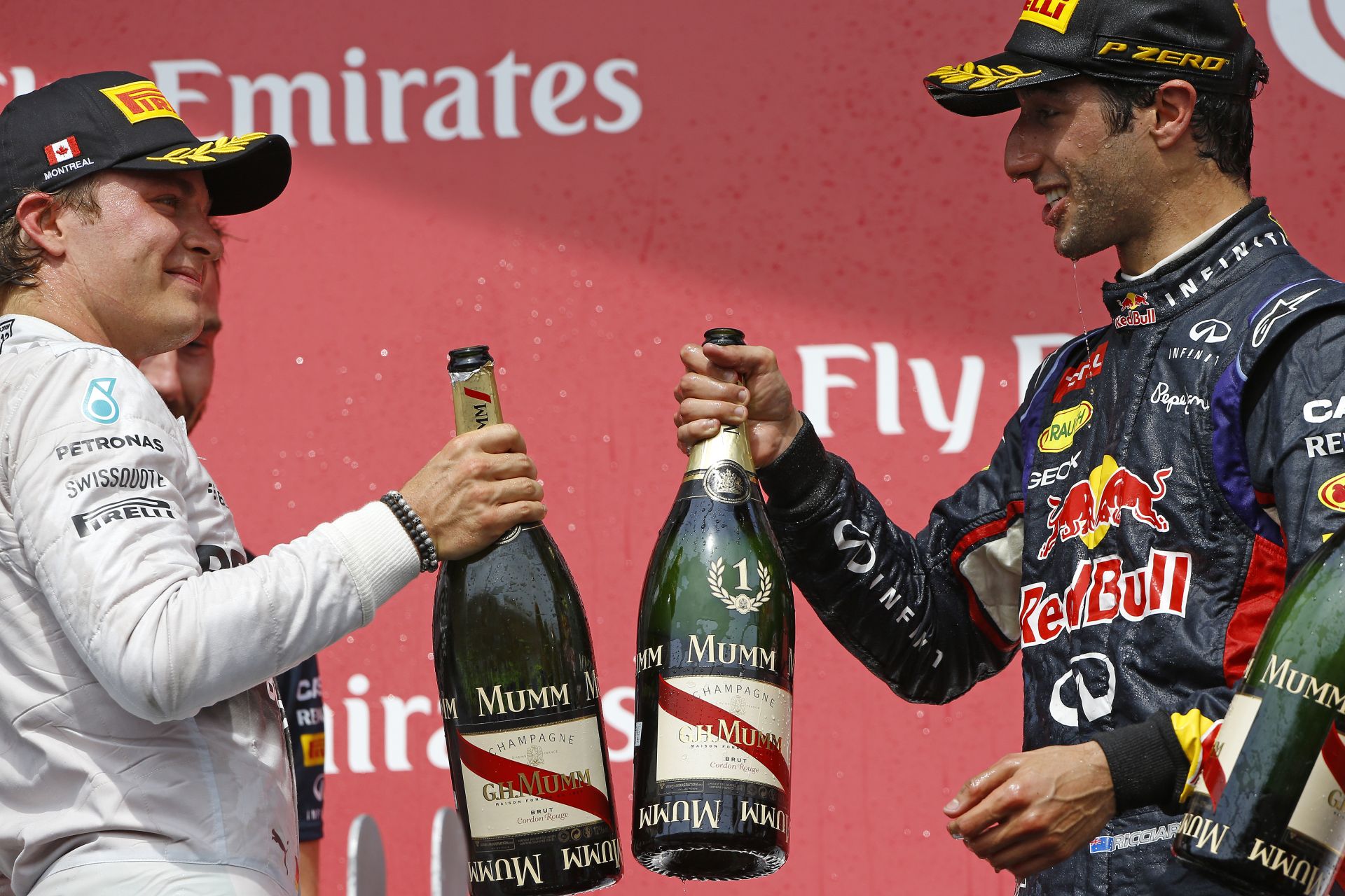 Egy rendkívül jól elkapott jelenet: Ricciardo és Rosberg Bakuban