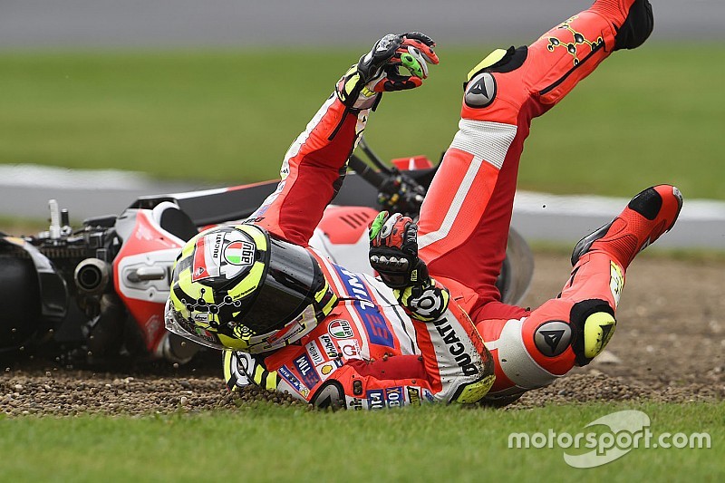 Iannone evacuado por sospecha de microrotura en las vértebras