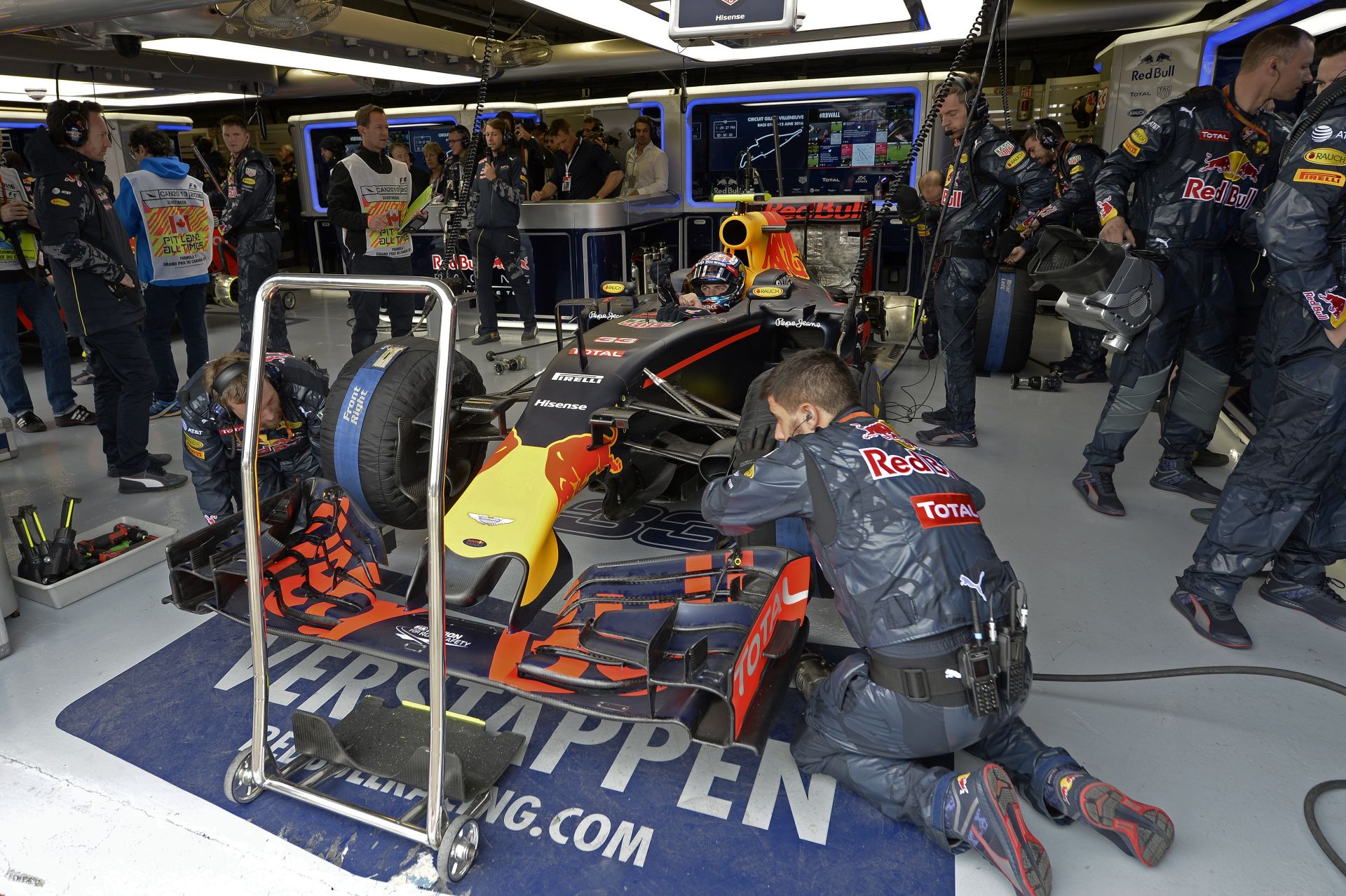 Motorolaj folyt Verstappen váltójára, ezért füstölt a Red Bull