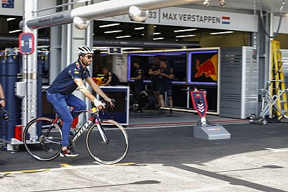 Ricciardo lebontotta a kocsi hátulját Bakuban - apróságból lett nagy baj