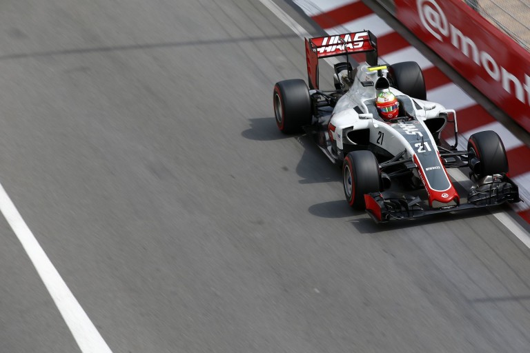 Gutierrez leborotválta a Pirelli reklámtábláját Bakuban a 8-as kanyarban