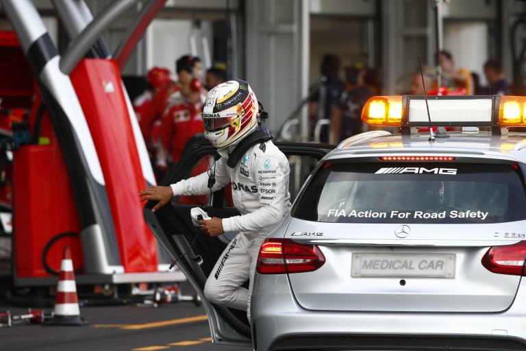 Hamilton lefeküdt a kis családjával!