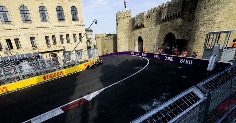 Fantasztikus menüt állítottak össze Bakuban: Kimi, Hamilton és