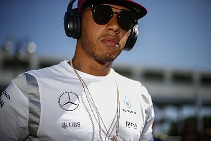 Lewis Hamilton és Kurt Busch sisakot cserélt!