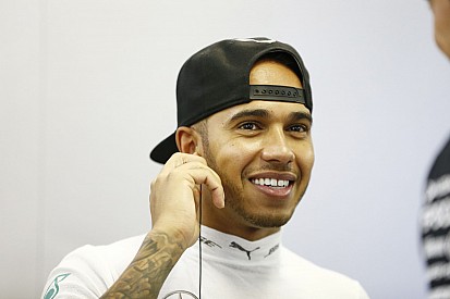 Hamilton rendkívül büszke a hasizmára!