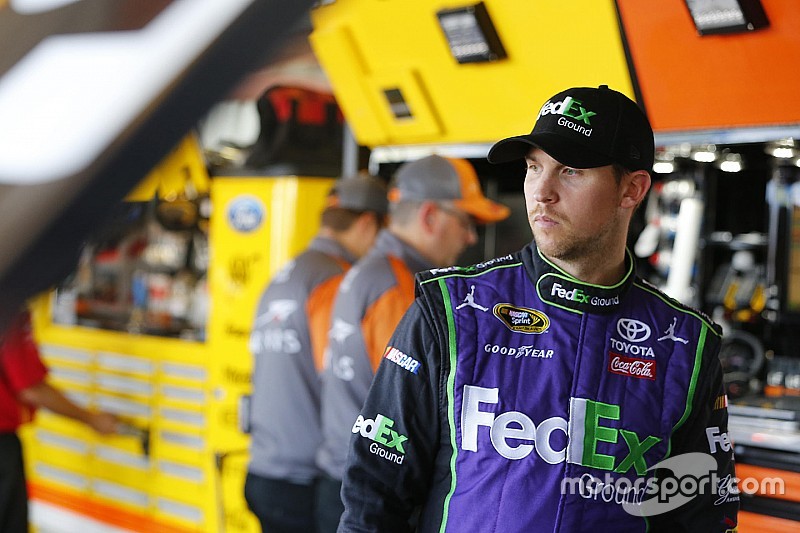 Denny Hamlin vence a Kyle Larson por la pole en Richmond