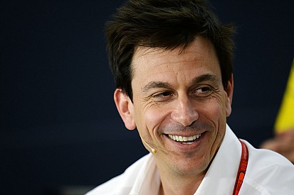 Wolff over opmars Ricciardo: "Plasten bijna in ons broek aan het einde"