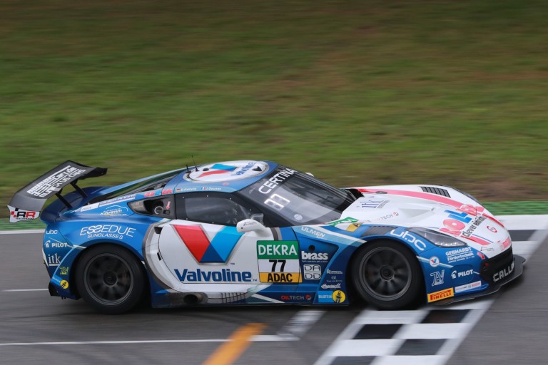 Lábát törte a versenyző az ADAC GT Mastersben