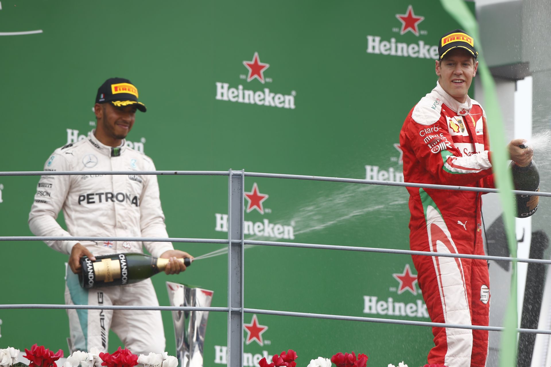 Érezd a különbséget: Így fütyülték ki Hamiltont és Rosberget! Majd jött Vettel…