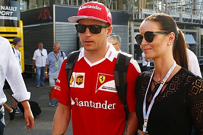 Raikkönen mindent aláír, még egy igazi Ferrarit is