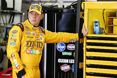 Los hermanos Busch en la cima en la primera práctica en Kansas