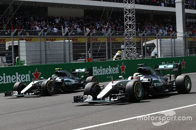 Rosberg en Hamilton met gelijkwaardige motoren naar Interlagos