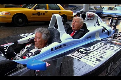 Vídeo: Cuando Mario Andretti llevó a Donald Trump en un biplaza