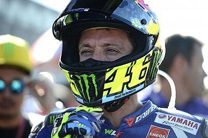 Fan spant zaak aan tegen Rossi na incident in paddock Valencia