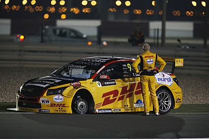Tom Coronel beboet na doorrijden op drie wielen