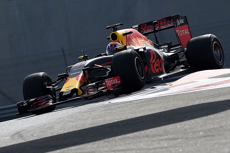 Verstappen maakt kennis met bredere Pirelli-banden voor 2017