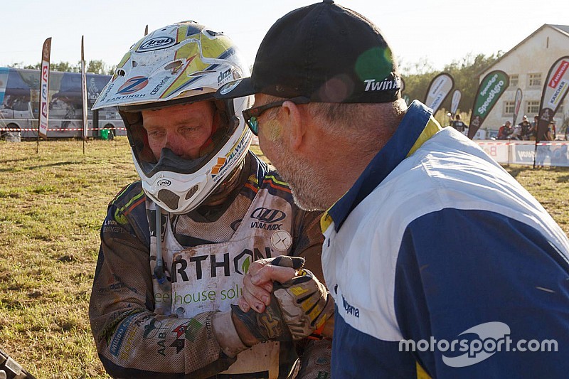 Arjan Bos rijdt met gebroken sleutelbeen naar finish van Dakar