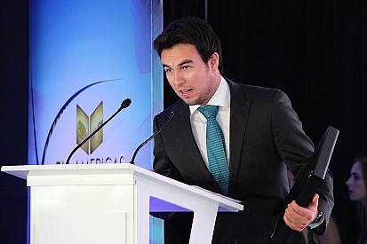 Checo Pérez se une a protestas contra muro de Trump