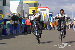 Fernando Alonso und Tarso Marques auf dem neuen Minardi-Fahrrad
