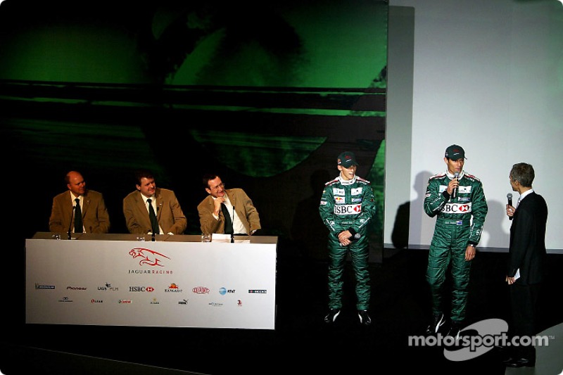 Direktör, mühendising for Jaguar Racing, Ian Pocock, Direktörü, Jaguar Racing, David Pitchforth ve CEO, Premier Performance Division Tony Purnell ve pilotu Christian Klien listen to Mark Webber