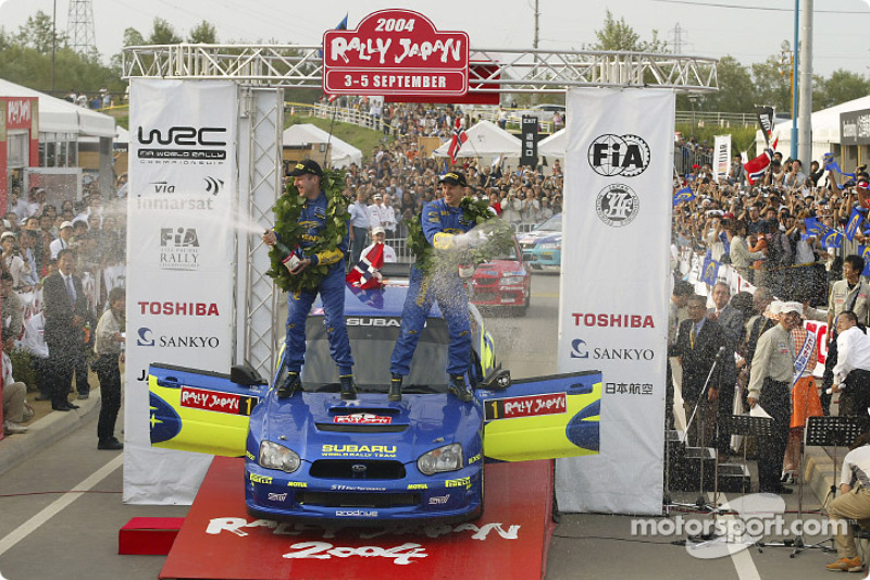 Podium : champagne pour les vainqueurs du rallye Petter Solberg et Phil Mills