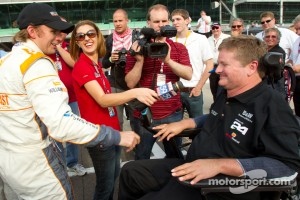 Pole winning team owner Sam Schmidt congratulated by Dan Wheldon, Bryan Herta Autosport with Curb / Agajanian