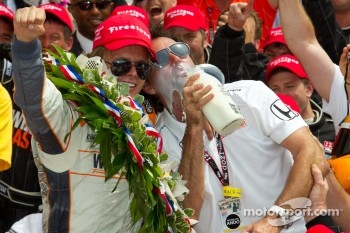 Victory circle: race winner Dan Wheldon, Bryan Herta Autosport with Curb / Agajanian celebrates with Bryan Herta