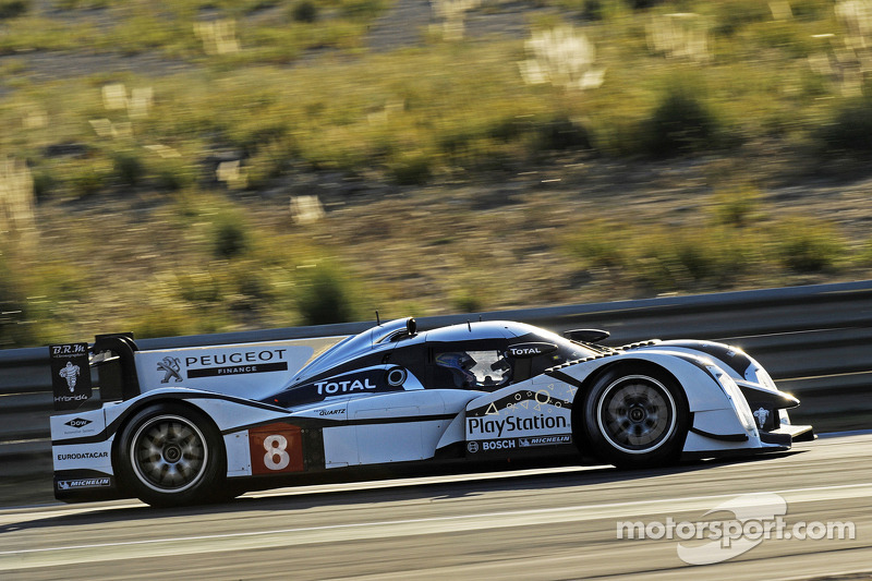 Stéphane Sarrazin tests the Peugeot 908 HYbrid4