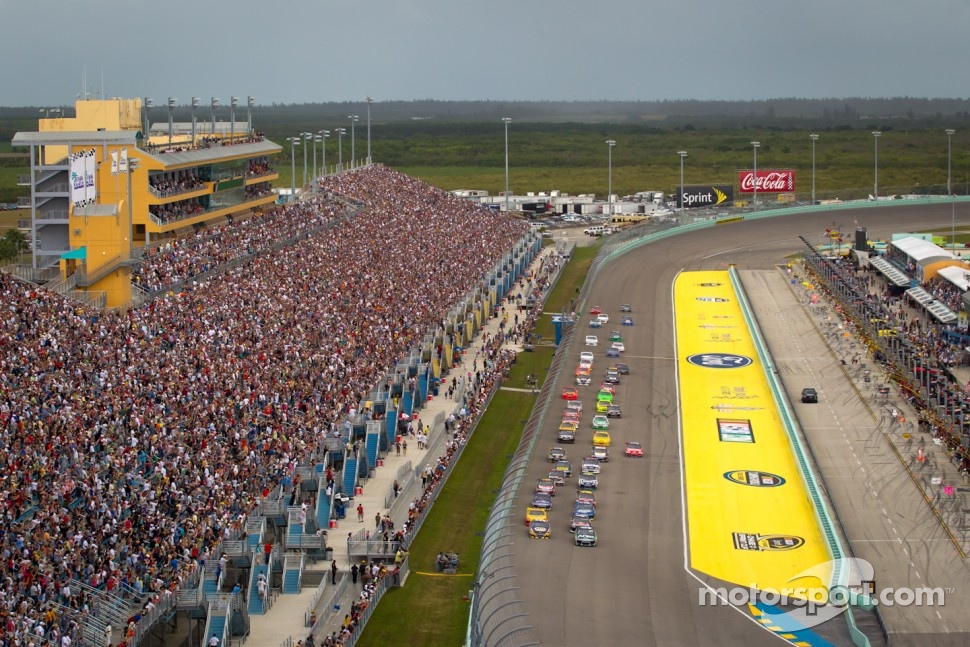 Start: Carl Edwards, Roush Fenway Racing Ford and Martin Truex Jr., Michael Waltrip Racing Toyota lead the field