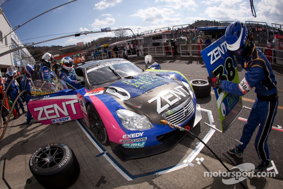 Pit stop for #38 Lexus Team Zent Cerumo Lexus SC430: Yuji Tachikawa, Kohei Hirate