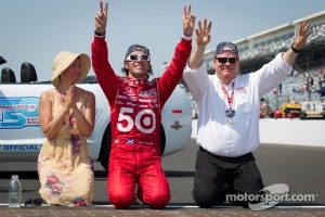 Race winner Dario Franchitti, Target Chip Ganassi Racing Honda kisses the yard of bricks with wife Ashley Judd and Chip Ganassi