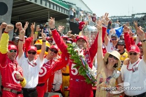 Victory circle: race winner Dario Franchitti, Target Chip Ganassi Racing Honda celebrates with wife Ashley