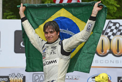 Nelsinho Piquet celebra com a bandeira brasileira