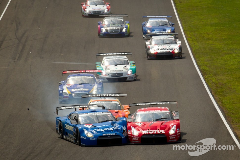 GT500 start: #12 Team Impul Nissan GT-R: Joao Paulo de Oliveira, Tsugio Matsuda and #23 Nismo Nissan GT-R: Satoshi Motoyama, Michael Krumm crash