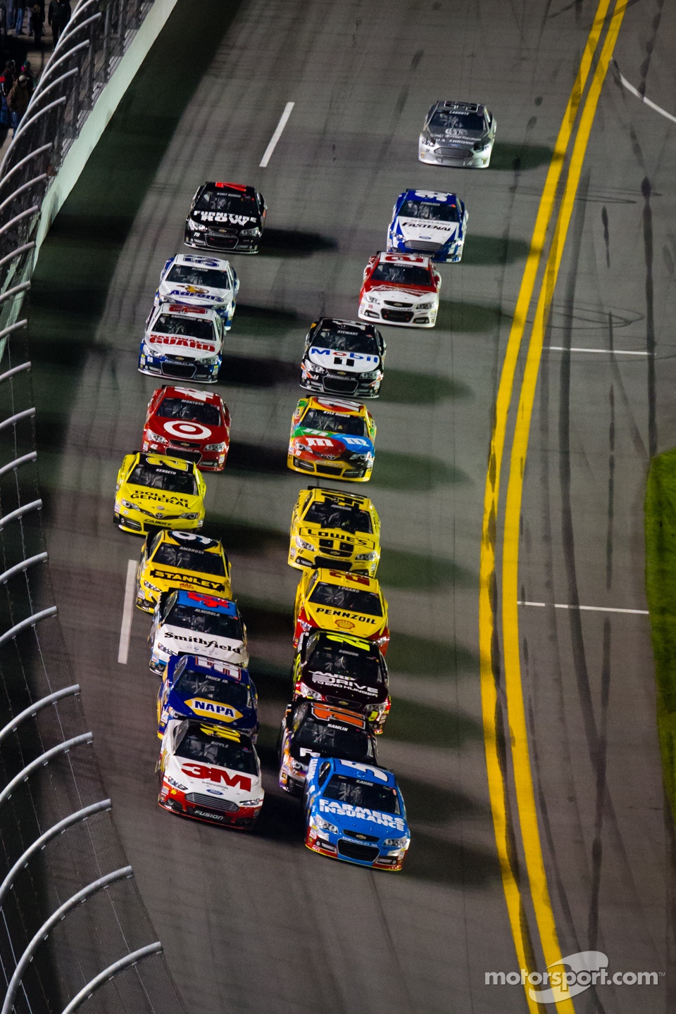 Kasey Kahne, Hendrick Motorsports Chevrolet and Greg Biffle, Roush Fenway Racing Ford lead the field to the start