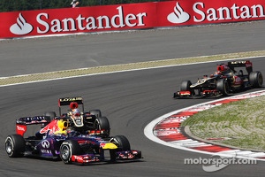 Sebastian Vettel, Red Bull Racing RB9 leads Romain Grosjean, Lotus F1 E21 and Kimi Raikkonen, Lotus F1 E21