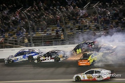 Trouble for Carl Edwards, Roush Fenway Racing Ford, Matt Kenseth, Joe Gibbs Racing Toyota, Kurt Busch, Stewart-Haas Racing Chevrolet, Tony Stewart, Stewart-Haas Racing Chevrolet, Jeff Gordon, Hendrick Motorsports Chevrolet