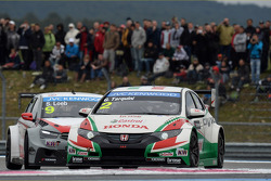 Sébastien Loeb, Citroën C-Elysee WTCC, Citroën Total WTCC e Gabriele Tarquini, Honda Civic WTCC, Cas