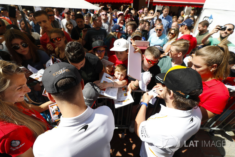 Stoffel Vandoorne, McLaren, et Fernando Alonso, McLaren, signent des autographes