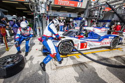 进站:#7丰田车队,丰田TS 040 - Hybrid: 亚历山大·伍兹, Stéphane Sarrazin, 中岛一贵