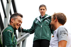 (I a D): Andre Lotterer, Caterham F1 Team, con Jenson Button, McLaren