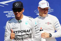 Lewis Hamilton, Mercedes AMG F1, comemora sua pole position em parque fechado com o terceiro colocado Valtteri Bottas, Williams