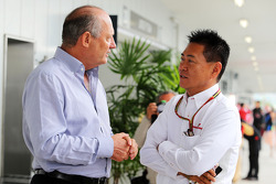 Ron Dennis, Presidente Ejecutivo de McLaren con Yasuhisa Arai, Director de Motorsport de Honda